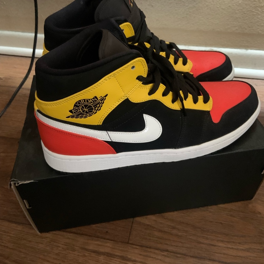 Air Jordan 1 Mid Se - Picture 2 of 3